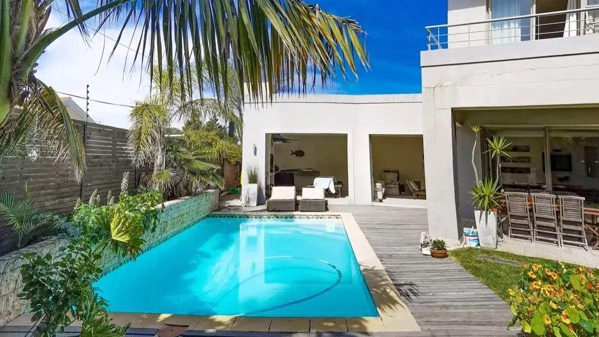 Premium short-term rental apartment with ocean views in Cape Town