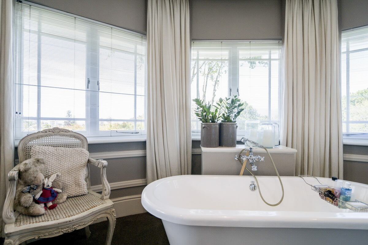 Furnished holiday apartment with pool in Cape Town