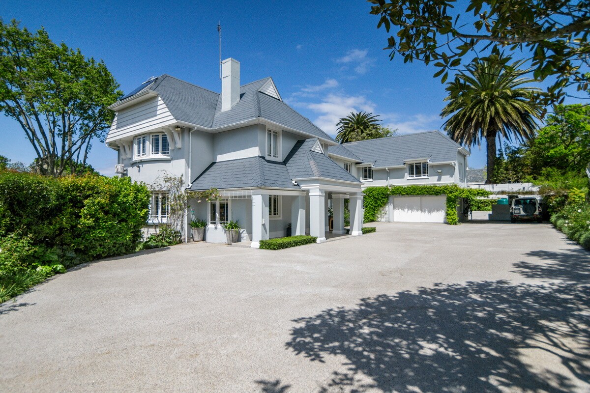 Premium short-term rental apartment with ocean views in Cape Town